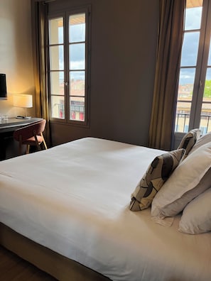 Habitación doble Deluxe, vista al río | Cortinas blackout, insonorización y tabla de planchar con plancha