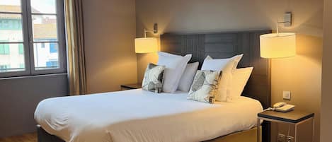 Junior Suite | 1 bedroom, blackout drapes, soundproofing, iron/ironing board