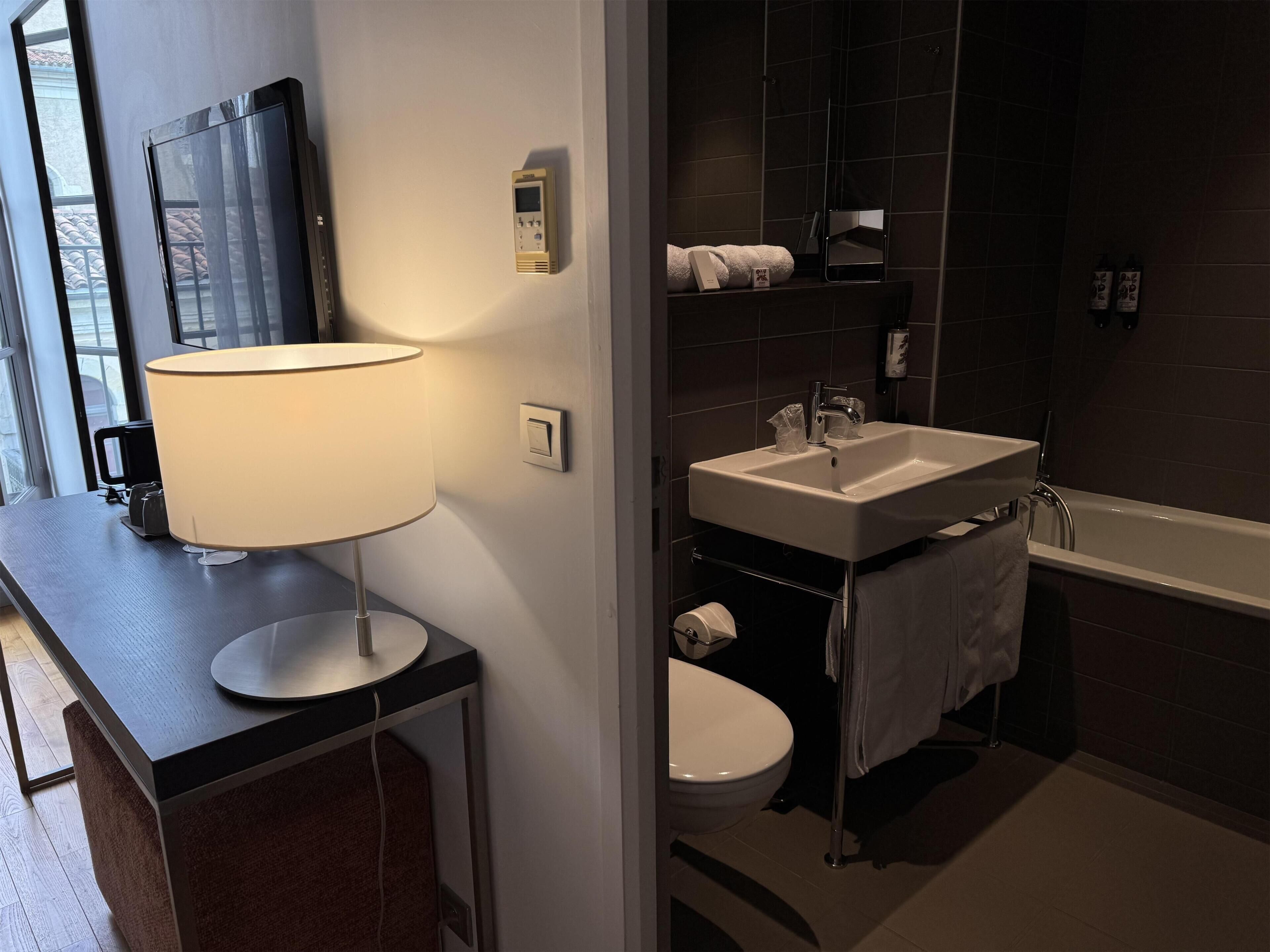 Une salle de bain moderne avec un lavabo, des toilettes et une baignoire.