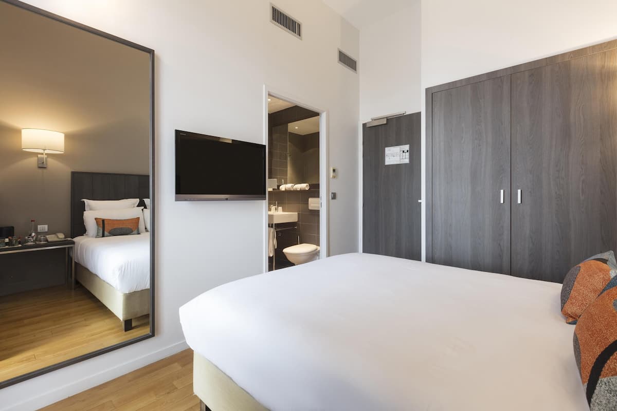 Standard Room, 1 Double Bed, Non Smoking | Premium bedding, blackout drapes, soundproofing