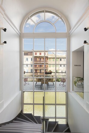 A view from a window with a view of a terrace, a staircase, and a sign labeled 'TERRASSE'. - Best Western Grand Hotel de Castres (Castres)