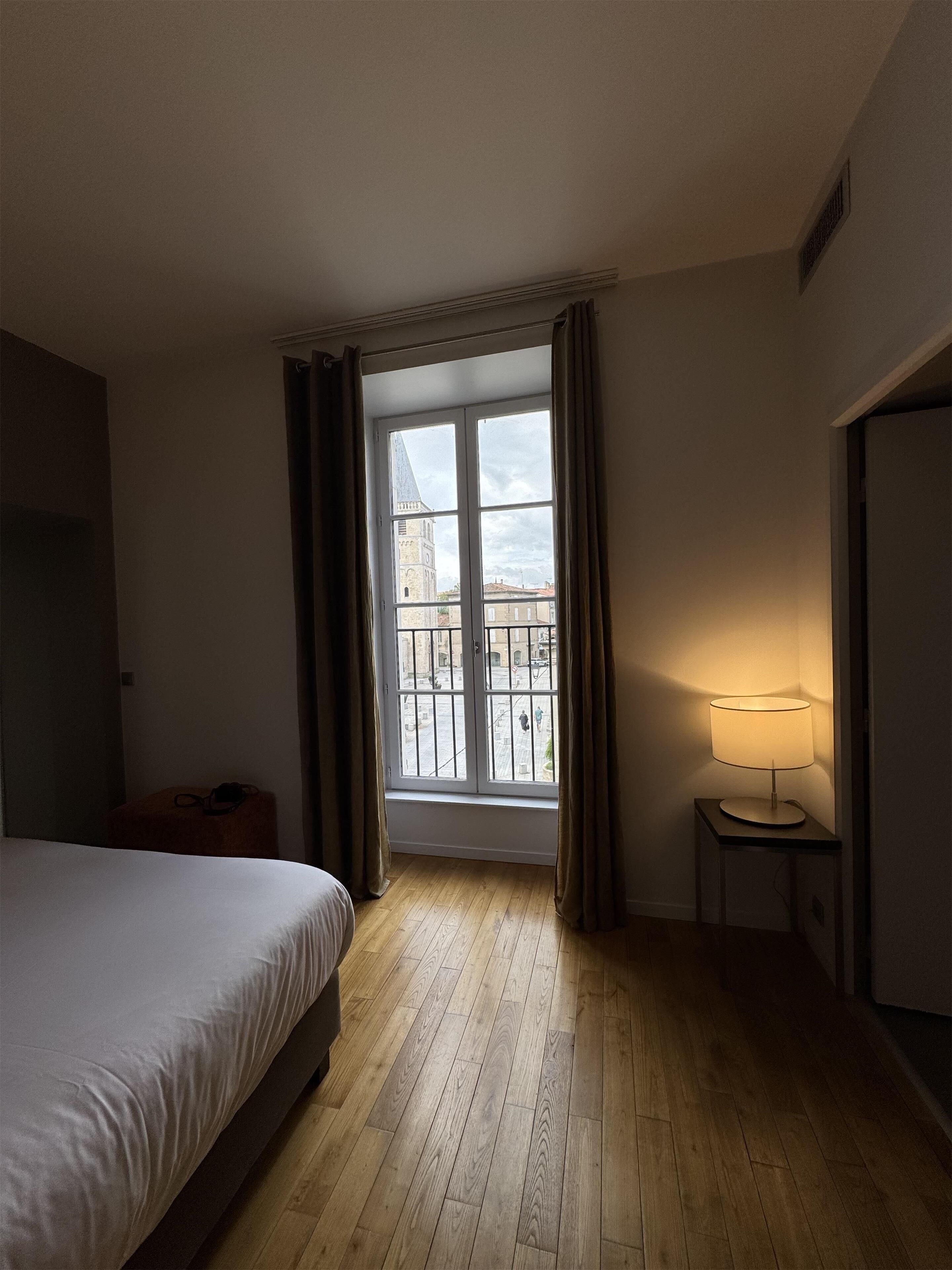 Rideaux occultants, chambres insonorisées, fer et planche à repasser