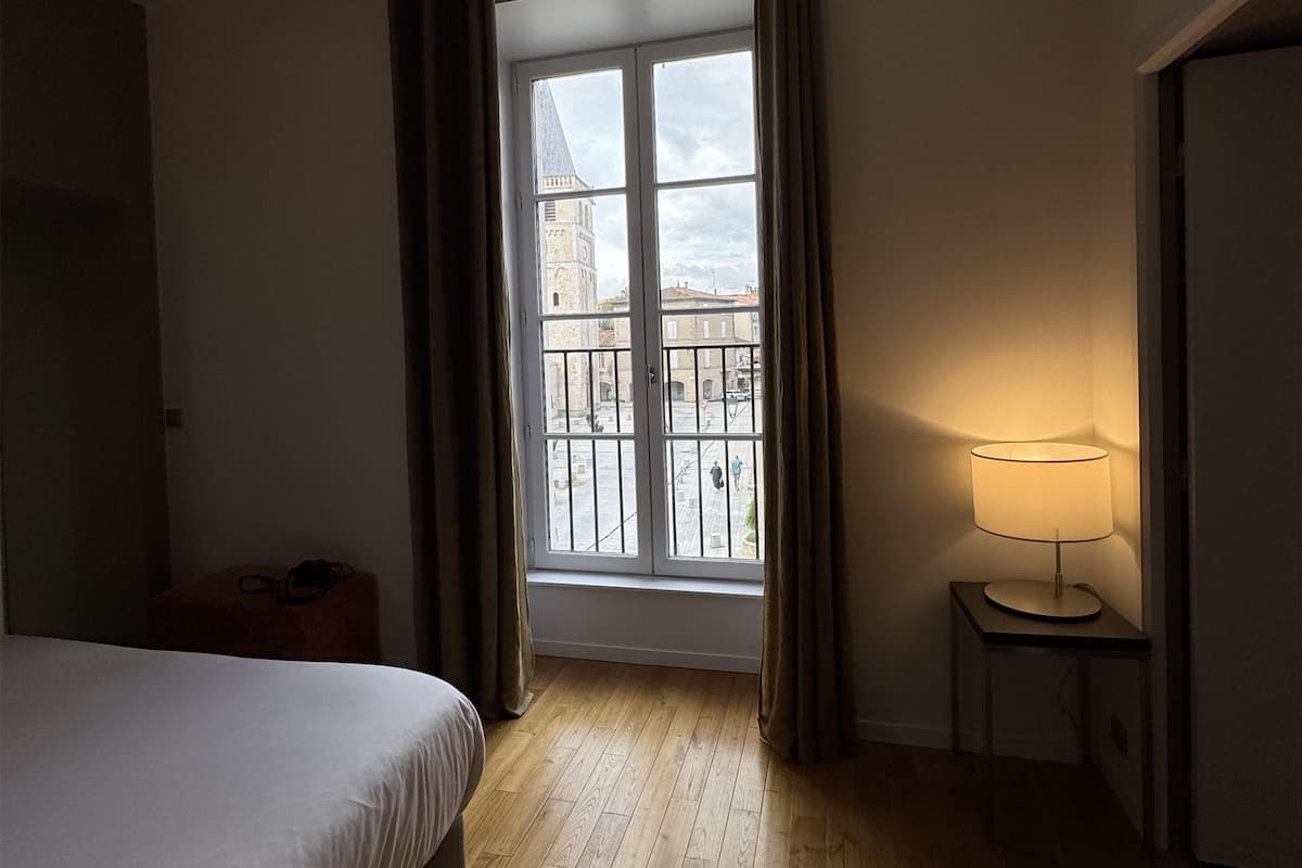 Rideaux occultants, chambres insonorisées, fer et planche à repasser