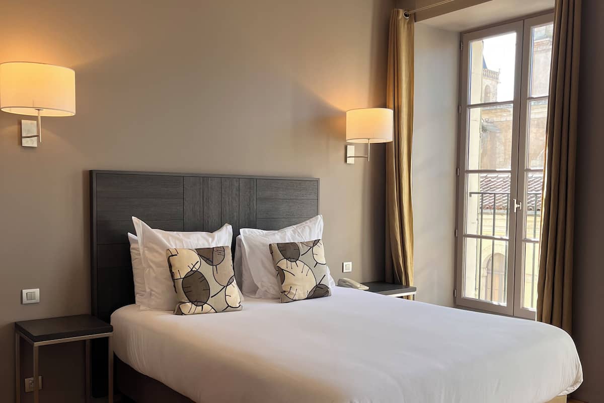 Superior Double Room, City View | 1 bedroom, blackout curtains, soundproofing, iron/ironing board