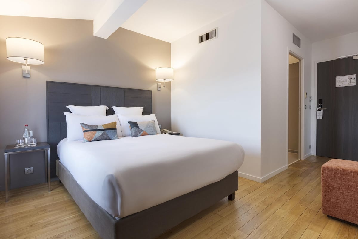 Standard Room, 1 Queen Bed, Non Smoking | Premium bedding, blackout drapes, soundproofing