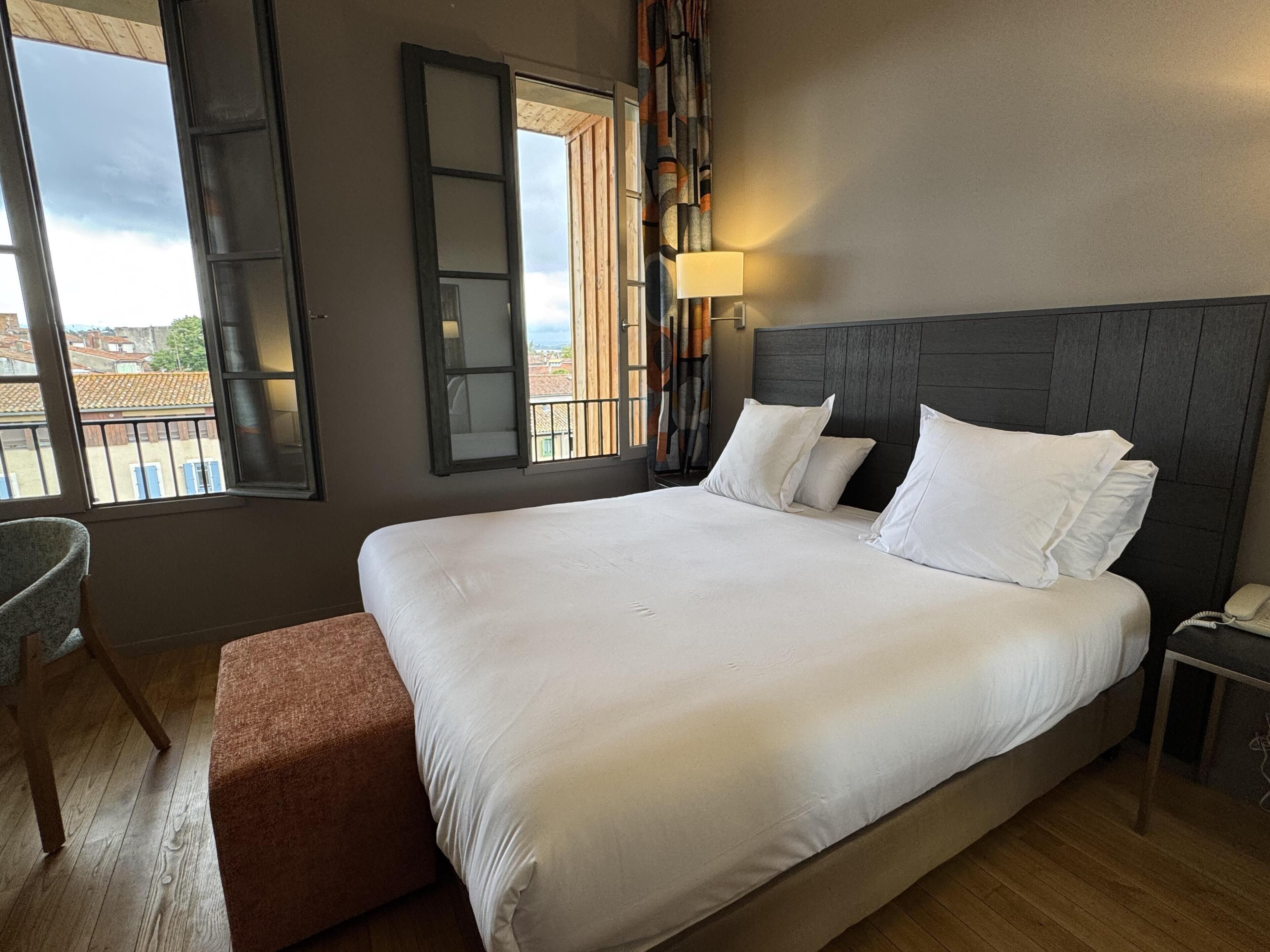 Chambre Supérieure, 1 grand lit, non-fumeurs, vue fleuve | Rideaux occultants, chambres insonorisées, fer et planche à repasser
