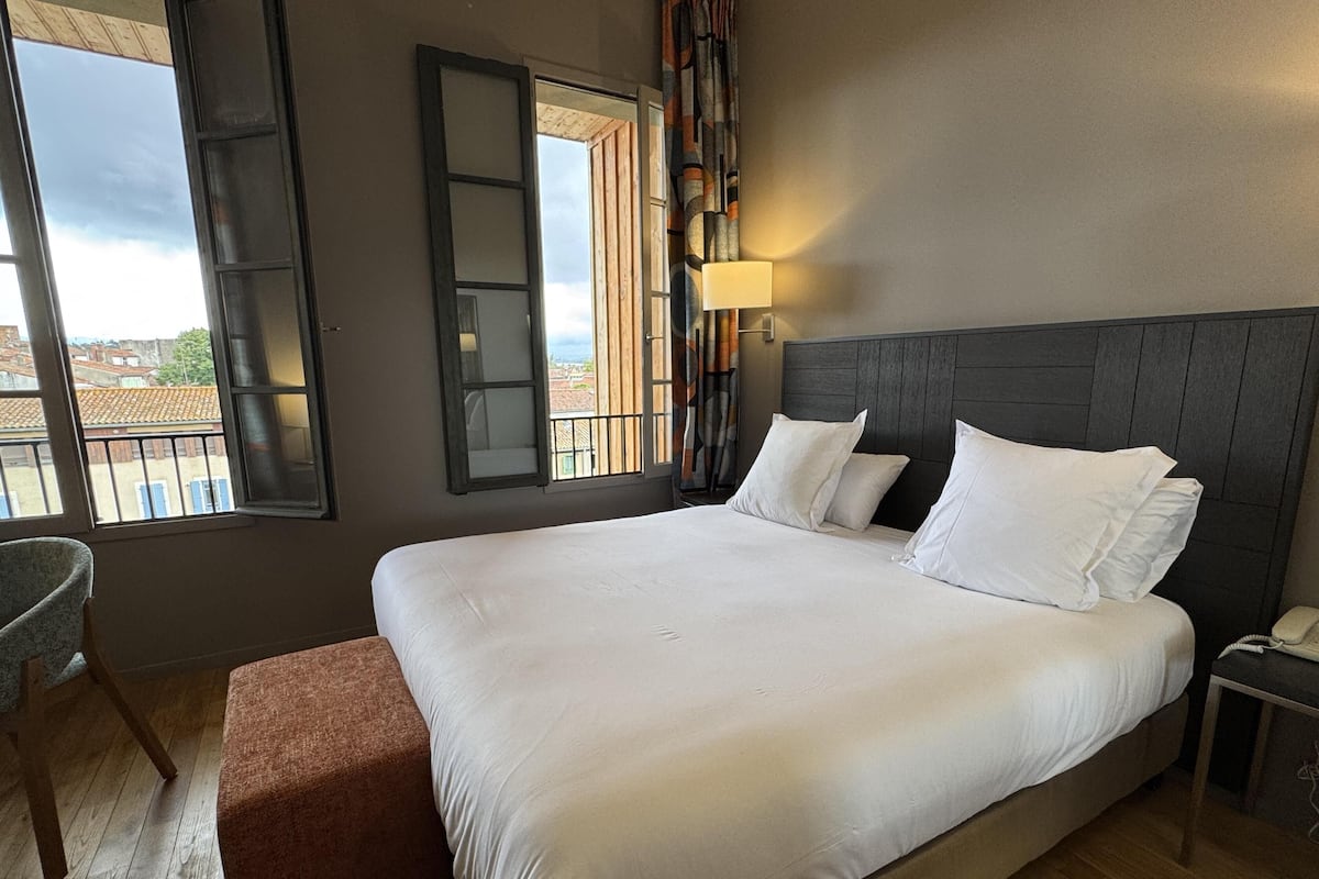 Chambre Supérieure, 1 grand lit, non-fumeurs, vue fleuve | Rideaux occultants, chambres insonorisées, fer et planche à repasser