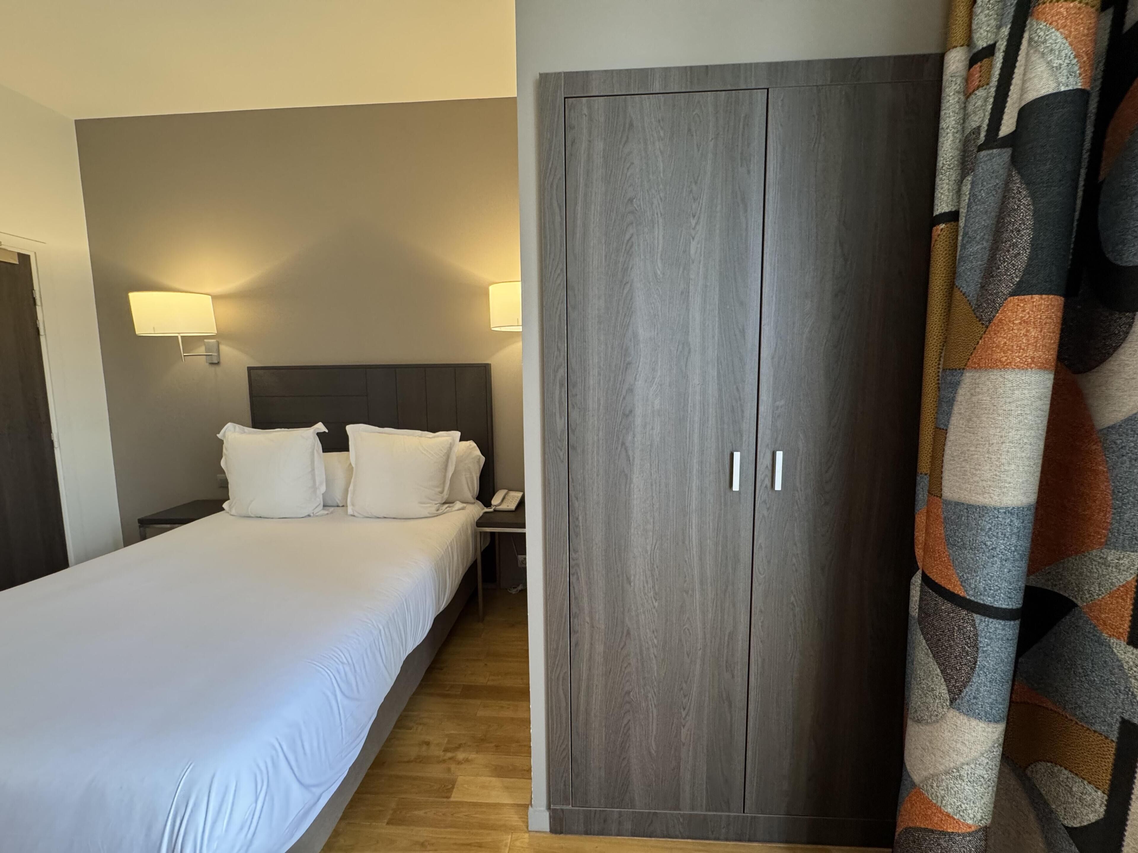 Chambre Standard, 1 grand lit, non-fumeurs | Rideaux occultants, chambres insonorisées, fer et planche à repasser