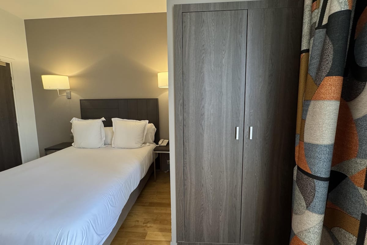 Chambre Standard, 1 grand lit, non-fumeurs | Rideaux occultants, chambres insonorisées, fer et planche à repasser