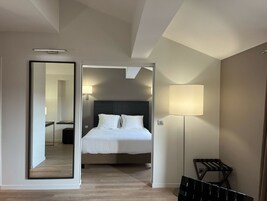 Suite | Blackout drapes, soundproofing, iron/ironing board, free WiFi