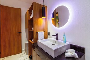 Shower, towels, soap, toilet paper - LUXURY APARTMENT VERY CLOSE TO THE BEACH. (Playa del Carmen)