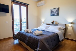 Camera Deluxe, bagno privato, vista mare | Copriletto in piuma, materassi Select Comfort, minibar, una scrivania