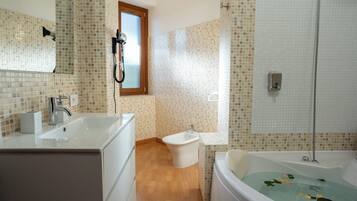 Honeymoon-Zimmer, eigenes Bad | Badezimmer | Haartrockner, Bidet, Handtücher, Seife
