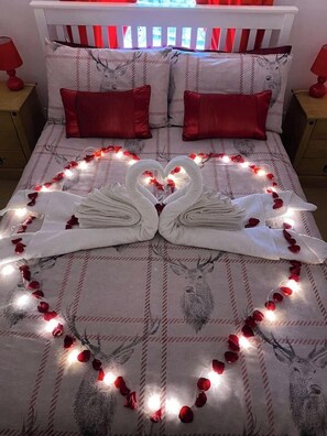 2 Schlafzimmer, Schreibtisch, Bügeleisen/Bügelbrett, Reisekinderbett