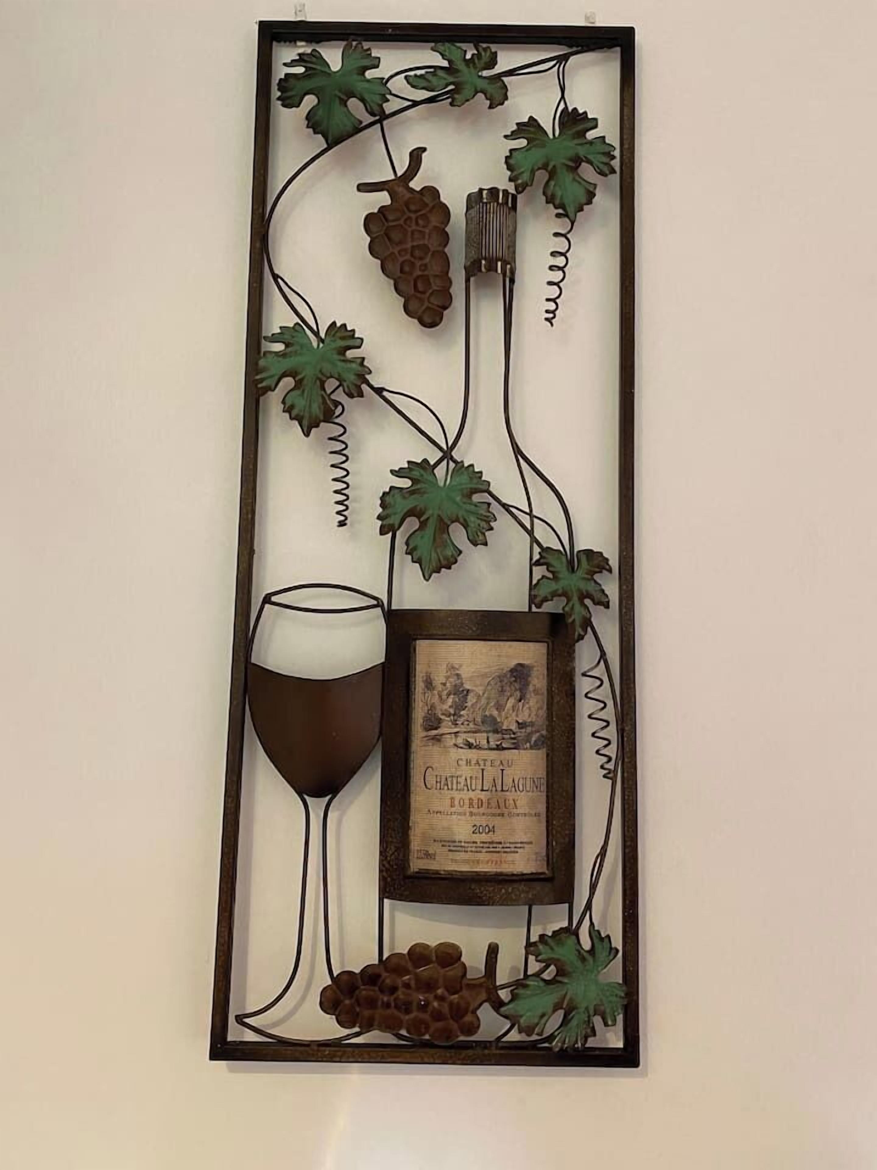 Decorazione murale raffigurante un bicchiere da vino, grappoli d'uva ed un'etichetta di bottiglia.