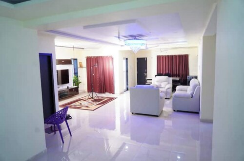 3rd floor Beautiful 3 bedroom apartment with beach view