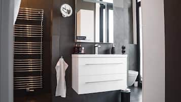 Een douche, een haardroger, handdoeken, zeep