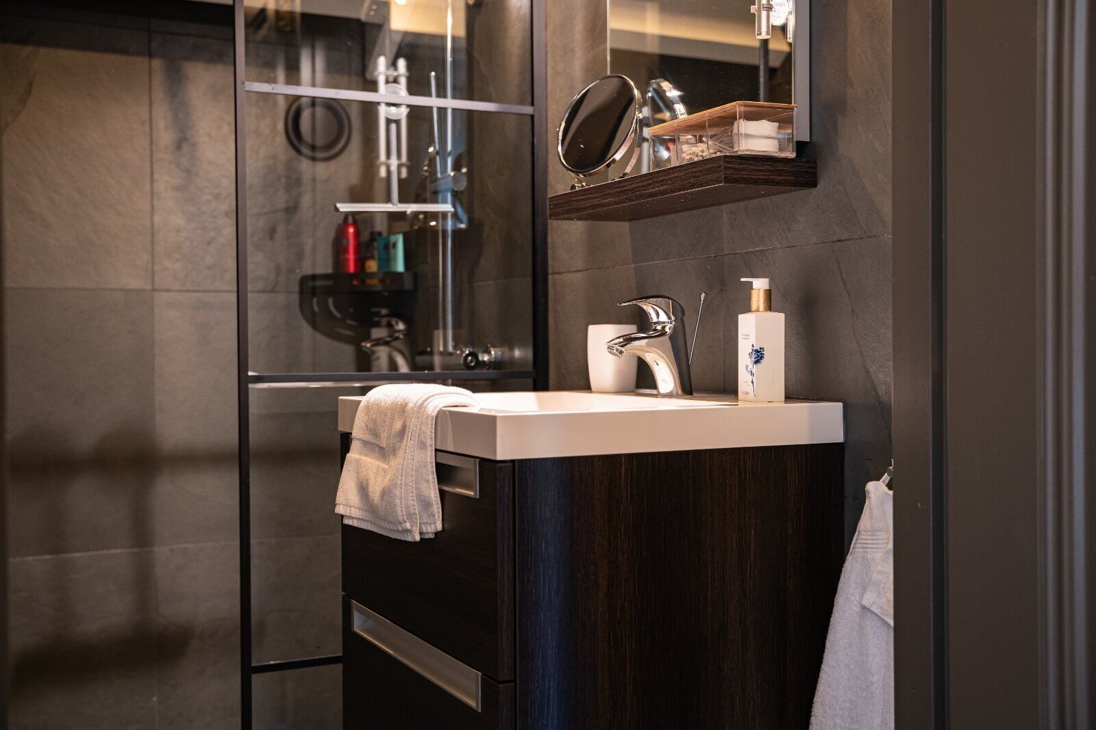 Dusche, Haartrockner, Handtücher, Seife
