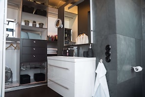 Douche, sèche-cheveux, serviettes fournies, savon