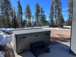 Outdoor spa tub - BRAND NEW DECEMBER 2024!  3 Master Suites Plus Huge Bunk Room/TV Room!  (Angel Fire)
