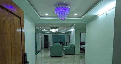 4th floor Lovely three bedroom apartment with free parking