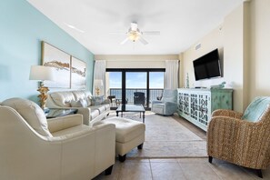 Huoneisto, useita sänkyjä (The Palms West 813) | Oleskelualue | Televisio