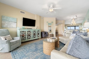 Condo, Plusieurs lits (The Palms West 813) | Aire de séjour | Téléviseur