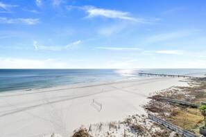 Condo, varias camas (The Palms West 813) | Playa | En la playa 