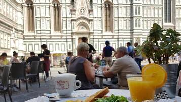 Tägliches inbegriffenes großes Frühstück