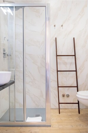 Superior Triple Room, City View | Bathroom | Shower, free toiletries, hair dryer, bathrobes - La Boutique by Rjgal  (Florence)