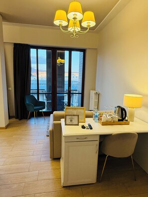 Suite – junior, byutsikt | Oppholdsområde | En 43-tommers smart-TV med Parabol-TV