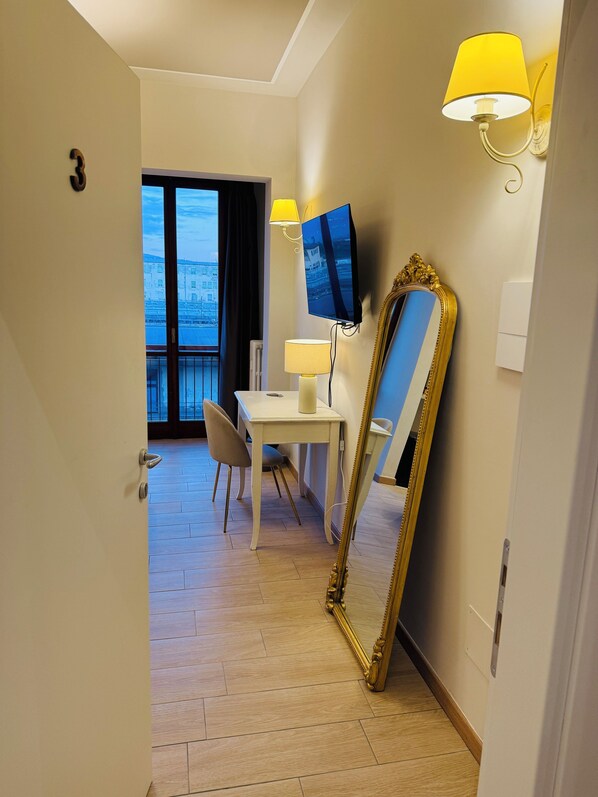 Minibar, caja de seguridad en la habitación y decoración personalizada 