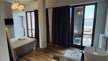 Suite Junior, vista città | 1 camera, minibar, una cassaforte in camera, tende oscuranti