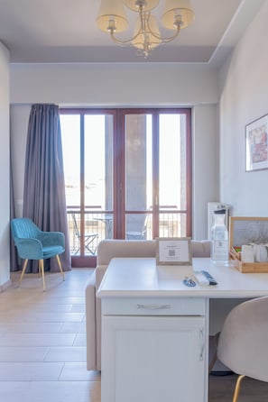 Suite junior, vistas a la ciudad | Zona de estar | Smart TV de 43 pulgadas con canales por satélite