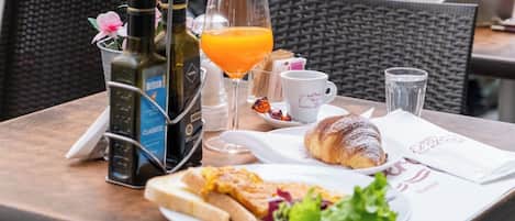 Déjeuner complet gratuit tous les jours