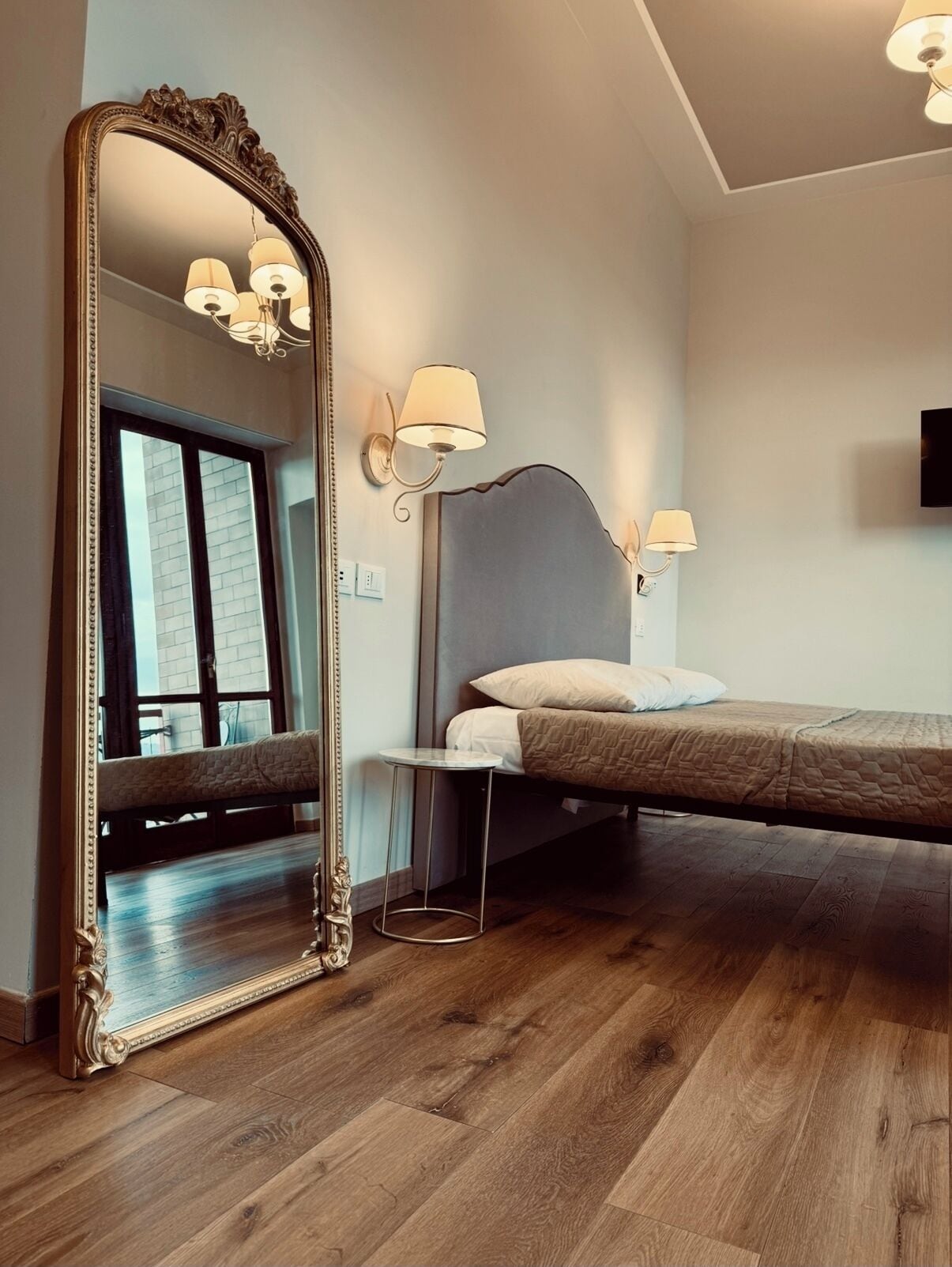 Minibar, caja de seguridad en la habitación y cortinas blackout 