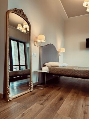 Junior suite, uitzicht op de stad | Een minibar, een kluis op de kamer, verduisterende gordijnen