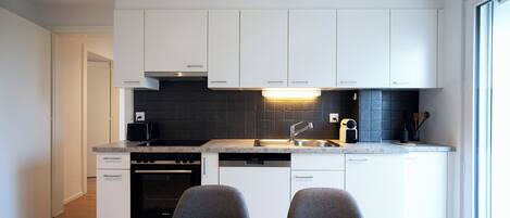 Jääkaappi, uuni, liesi, astianpesukone