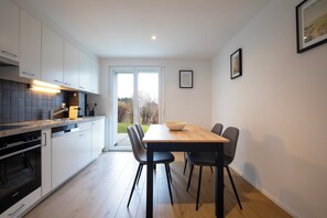 Fridge, oven, stovetop, dishwasher