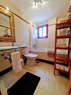 Douche, baignoire Ă jets, sĂšche-cheveux, serviettes fournies