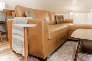 TV - The Loft at Park Place Cozy Studio on the Park (Columbus)