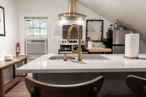 Fridge, microwave, oven, stovetop - The Loft at Park Place Cozy Studio on the Park (Columbus)