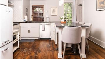 Réfrigérateur, four à micro-ondes, un four, surface de cuisson