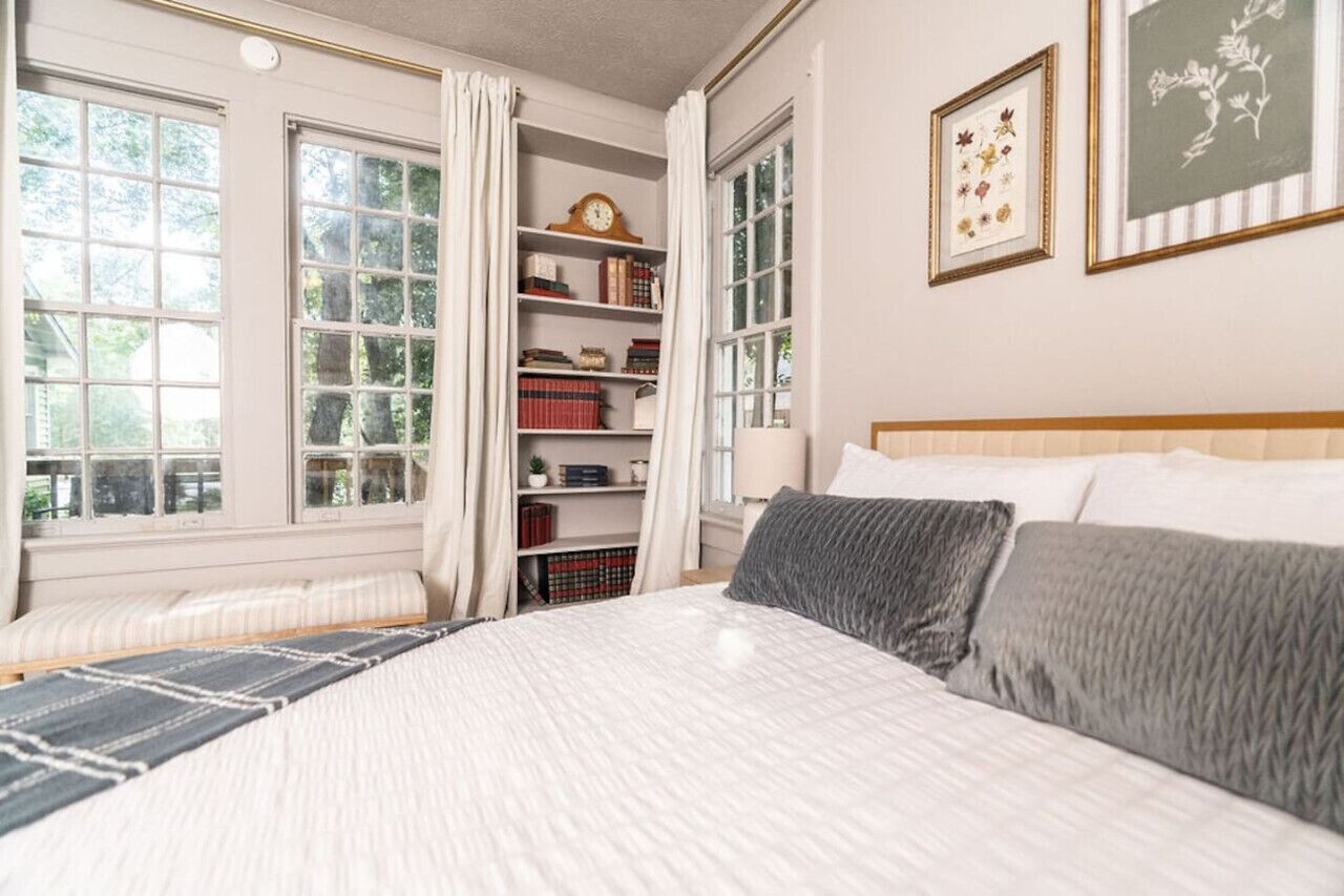 1 bedroom, desk, WiFi, bed sheets