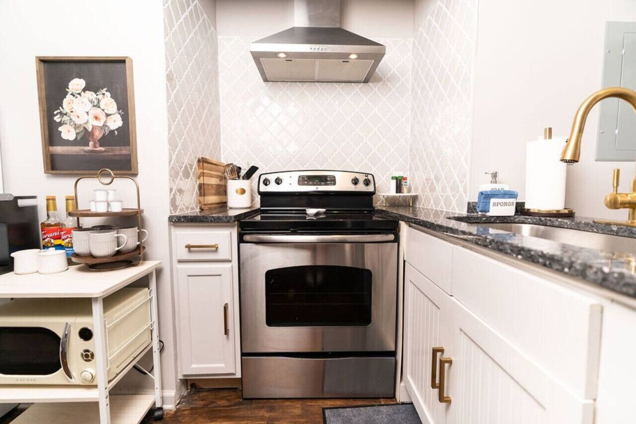 Réfrigérateur, four à micro-ondes, un four, surface de cuisson