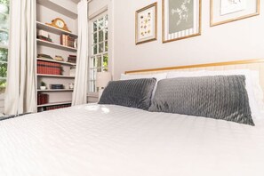 1 bedroom, desk, WiFi, bed sheets