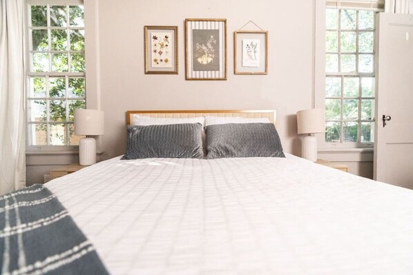 1 bedroom, desk, WiFi, bed sheets