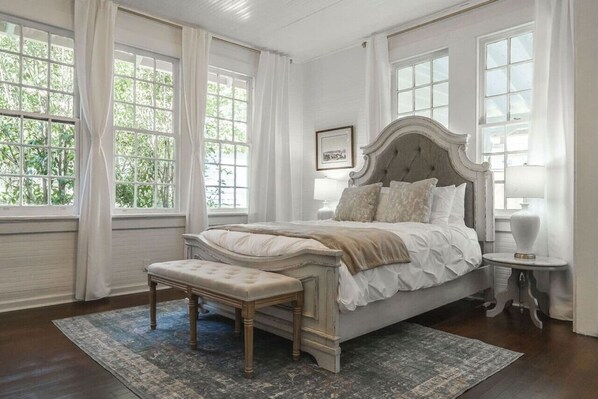 3 bedrooms, desk, iron/ironing board, travel crib