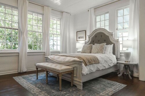 Historic Park Place Retreat  3 Bdrm on the Park