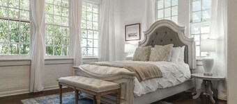 Historic Park Place Retreat  3 Bdrm on the Park